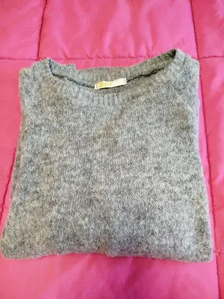 Jersey gris y falda de cuadros