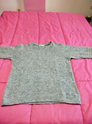 Jersey gris y falda de cuadros