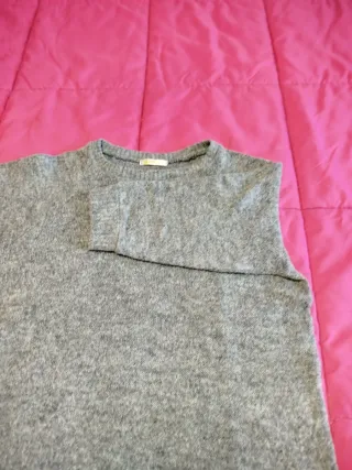Jersey gris y falda de cuadros