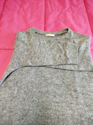 Jersey gris y falda de cuadros