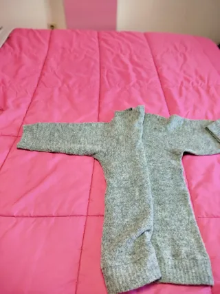 Jersey gris y falda de cuadros