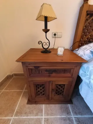 Cabecero de madera maciza con mesitas