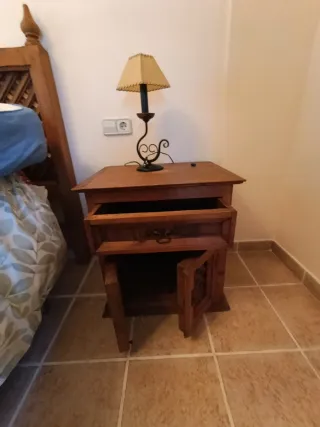 Cabecero de madera maciza con mesitas