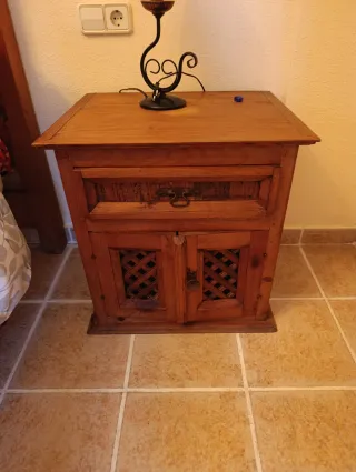 Cabecero de madera maciza con mesitas