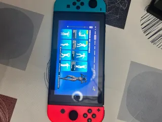 Nintendo Switch + 4 juegos y accesorios