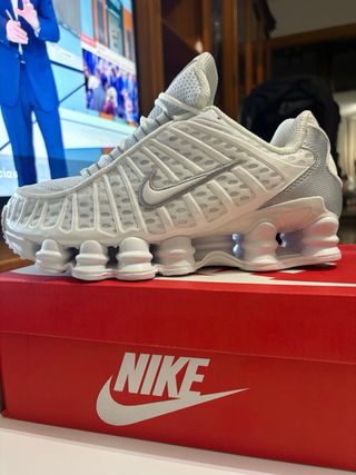 Zapatillas Nike Shox Blancas y Plateadas