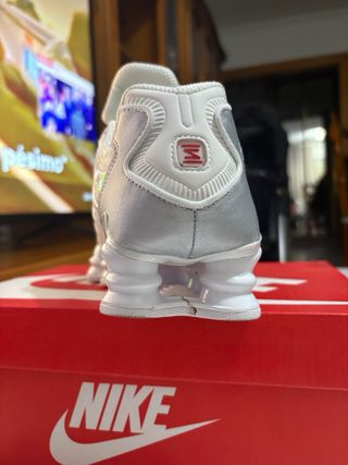 Zapatillas Nike Shox Blancas y Plateadas