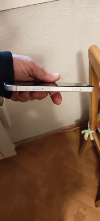 iPhone 14 128GB color morado clarito.