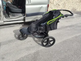 Carro de bebé negro con detalles verdes