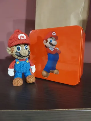Super Mario Caja Metalizada y Figura