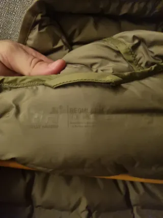 Chaqueta Helly Hansen verde plumas a estrenar