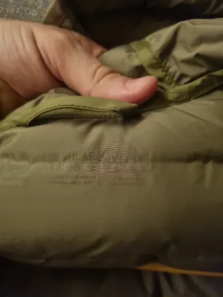 Chaqueta Helly Hansen verde plumas a estrenar