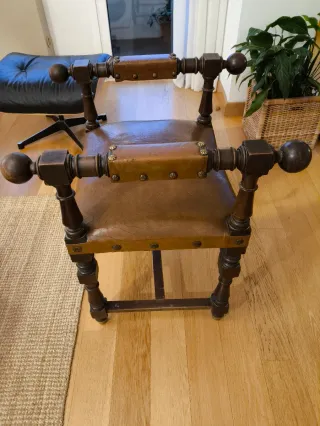 Butacón antiguo de cuero sintético y madera