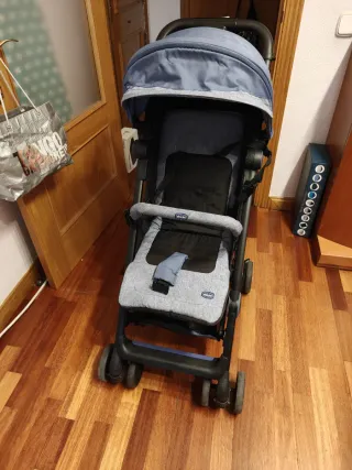 Carrito de bebé azul