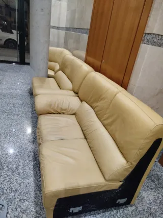 Sofá de piel amarillo