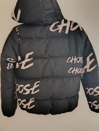 Plumífero corto con capucha estampado letras