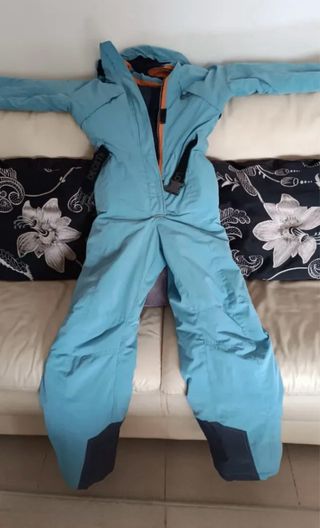 Mono de esquí azul con capucha