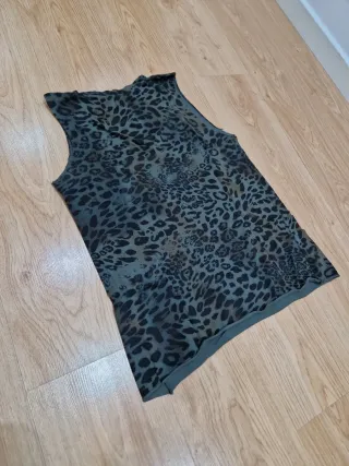 Camiseta verde con estampado de leopardo