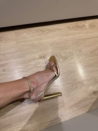 Sandalia de fiesta dorada