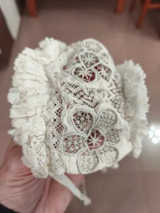 Gorro de recién nacido de encaje y desilado