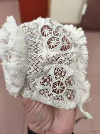 Gorro de recién nacido de encaje y desilado