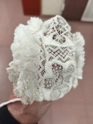 Gorro de recién nacido de encaje y desilado