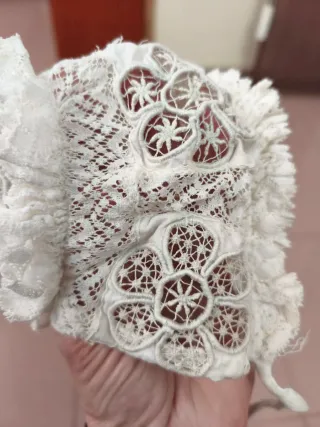 Gorro de recién nacido de encaje y desilado