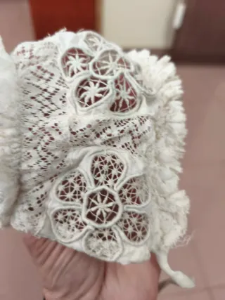 Gorro de recién nacido de encaje y desilado