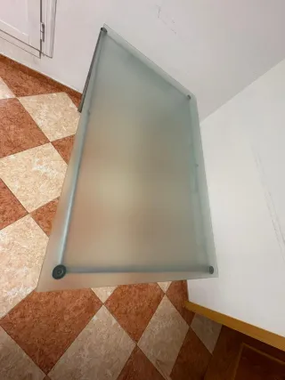 Mesa de cristal y metal plateado