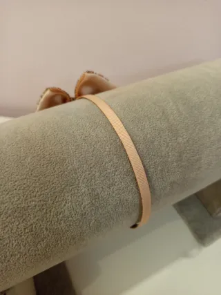 Diadema con lazo de abalorios color rosa claro.