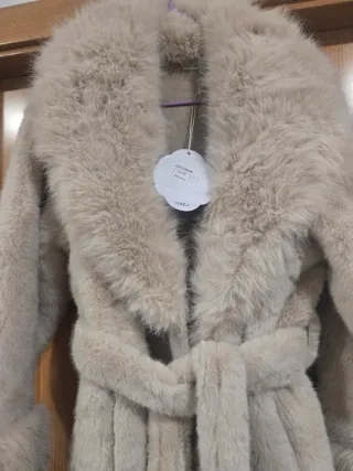 Abrigo largo beige con cinturón