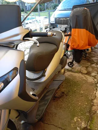 Moto Scooter 125cc Plata y Negra