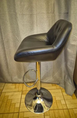 Taburete de Bar Negro con Base Cromada