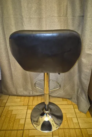 Taburete de Bar Negro con Base Cromada