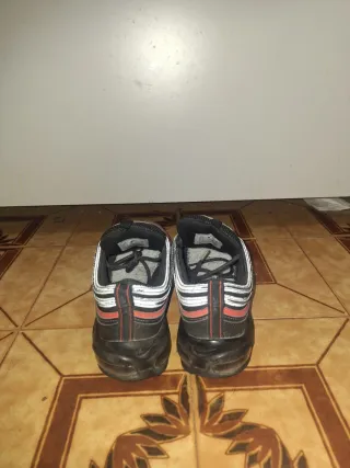 Zapatillas Nike Negras y Rojas