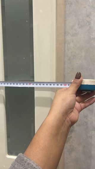 Mueble de baño blanco y verde con puertas