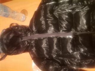 Chaqueta acolchada negra con capucha