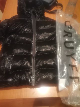 Chaqueta acolchada negra con capucha