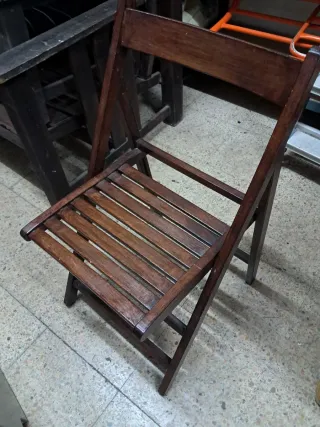 Silla plegable de madera oscura