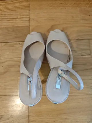Sandalias Guess piel color crema tacón talla 38