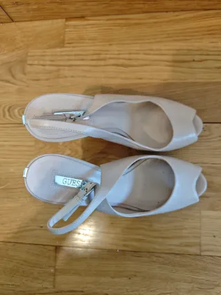 Sandalias Guess piel color crema tacón talla 38