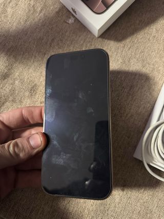 iPhone 16 Pro con funda a cuadros