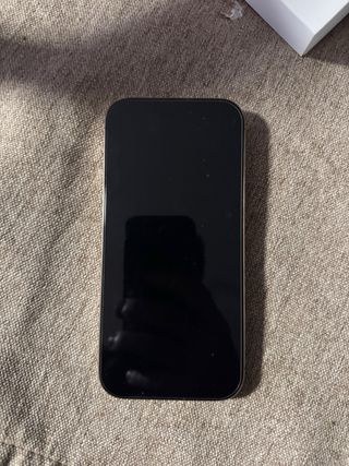 iPhone 16 Pro con funda a cuadros