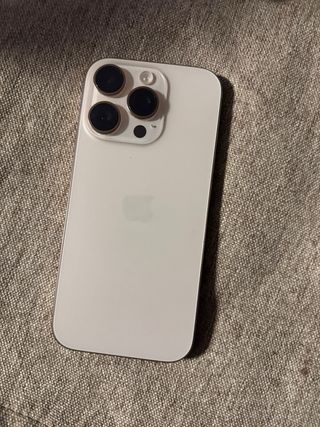 iPhone 16 Pro con funda a cuadros