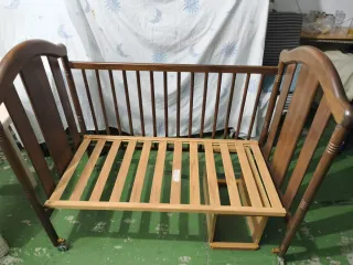 Cuna de madera con colchón