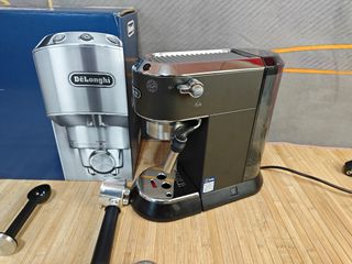 De'Longhi Dedica - Cafetera EC685.BK Negro