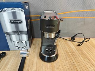 De'Longhi Dedica - Cafetera EC685.BK Negro