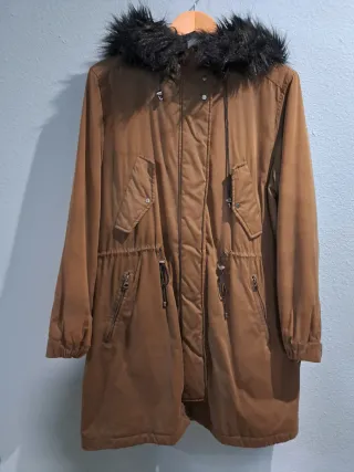 Abrigo señora caqui con capucha