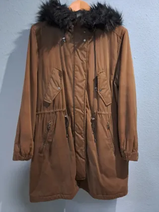 Abrigo señora caqui con capucha
