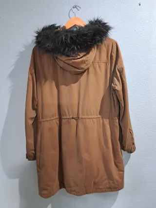 Abrigo señora caqui con capucha